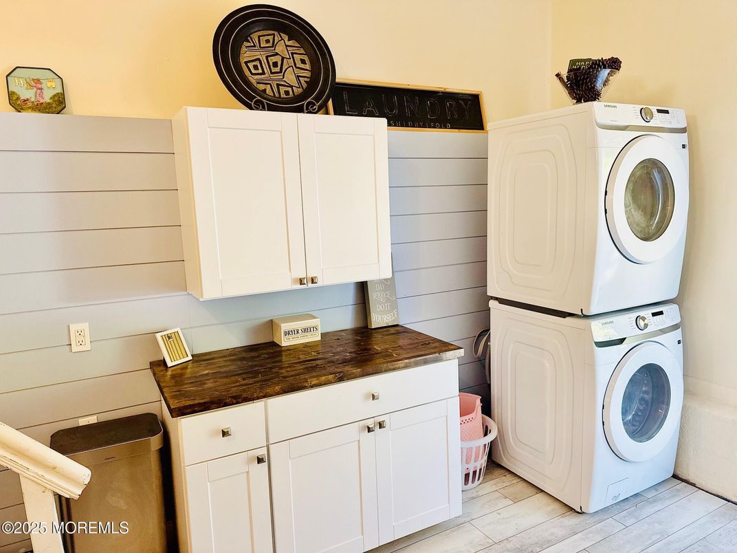 Interior, Utility Closets, Washer, Wood Texture Flooring