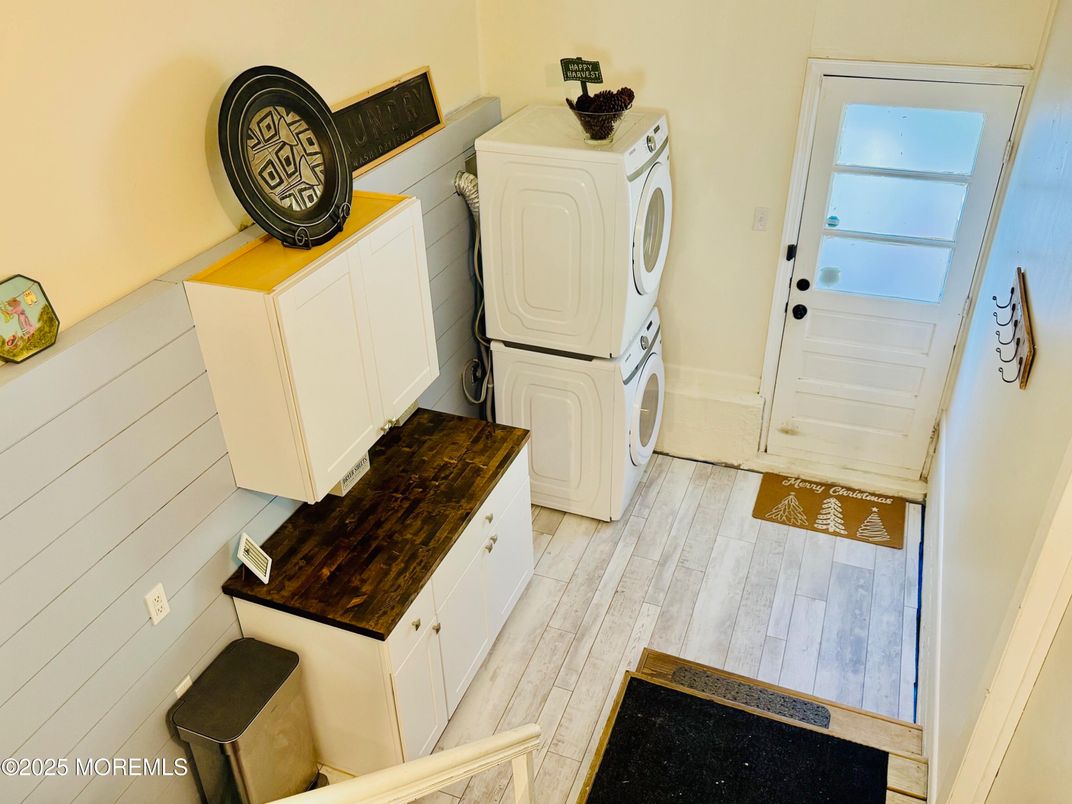 Interior, Utility Closets, Washer, Wood Texture Flooring