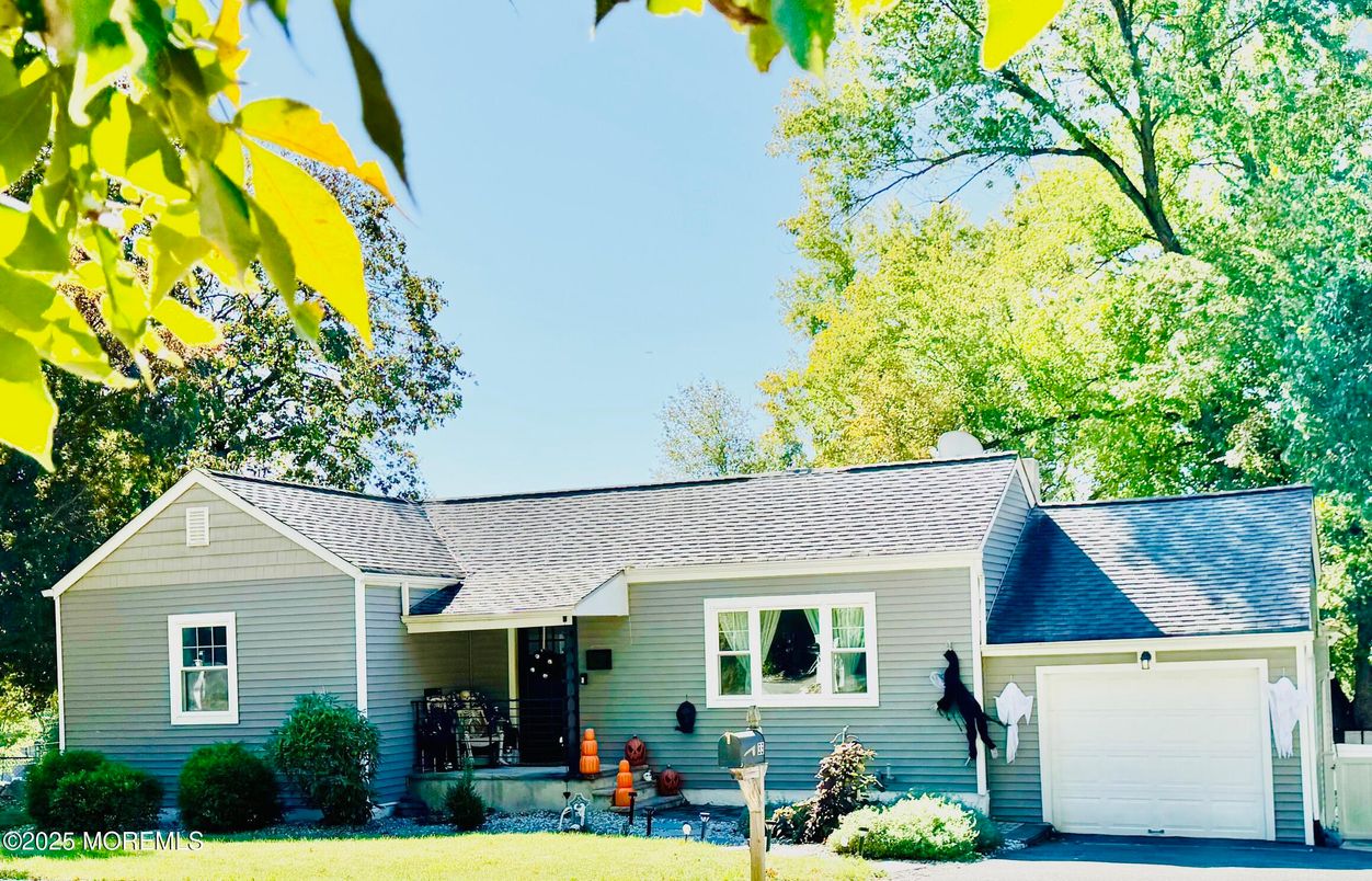 Attached, Exterior, Facade, Cape Cod