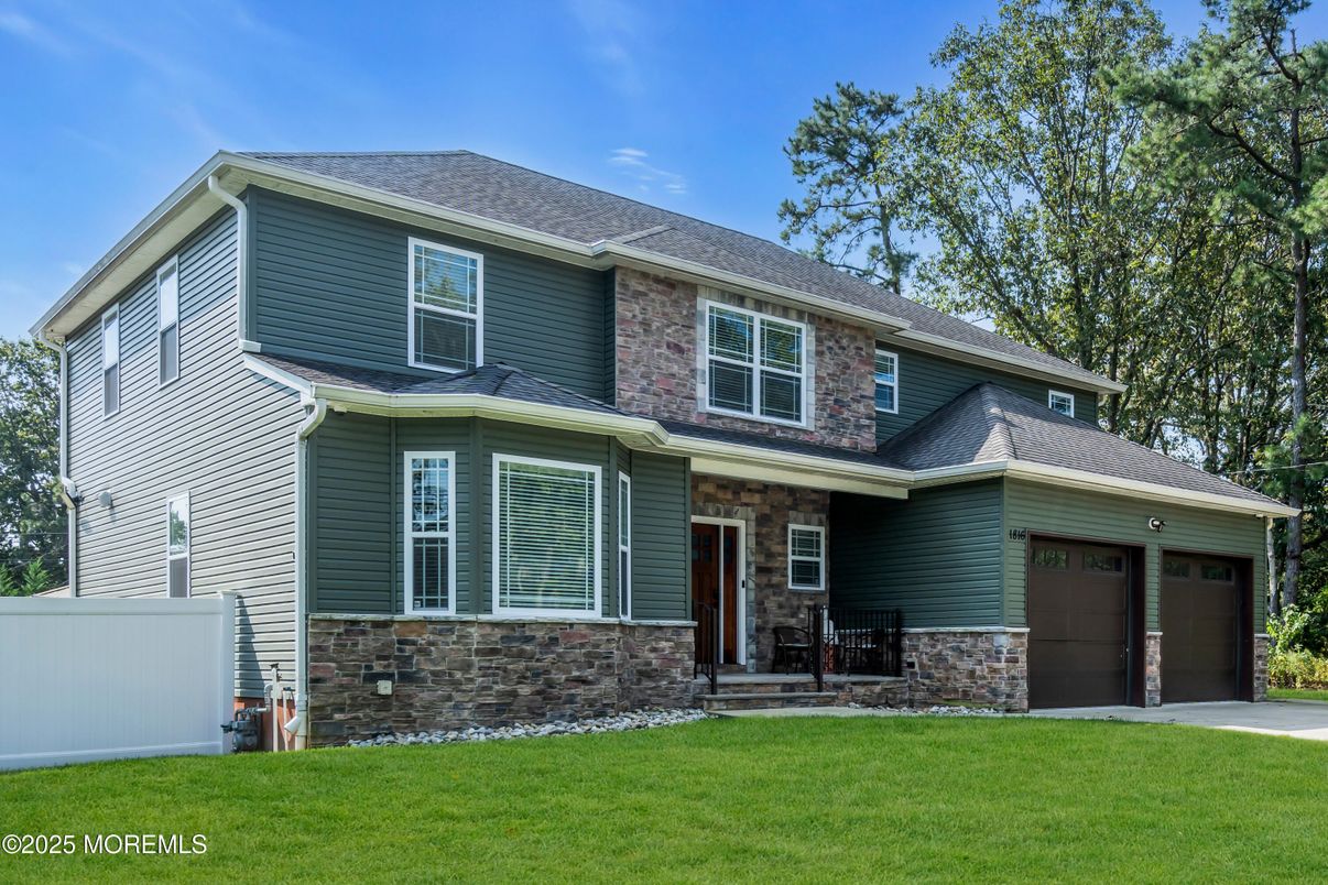 Attached, Exterior, Facade, American Craftsman