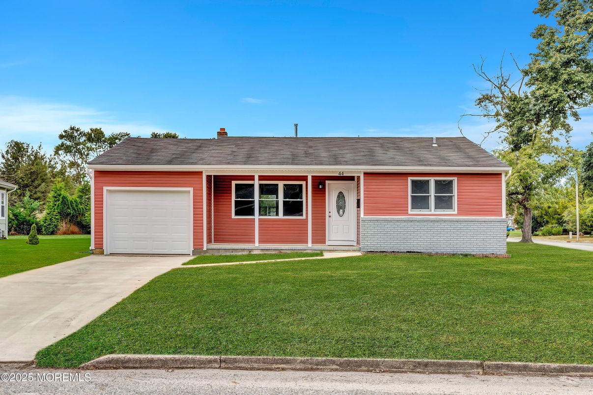 Attached, Exterior, Facade, Cape Cod