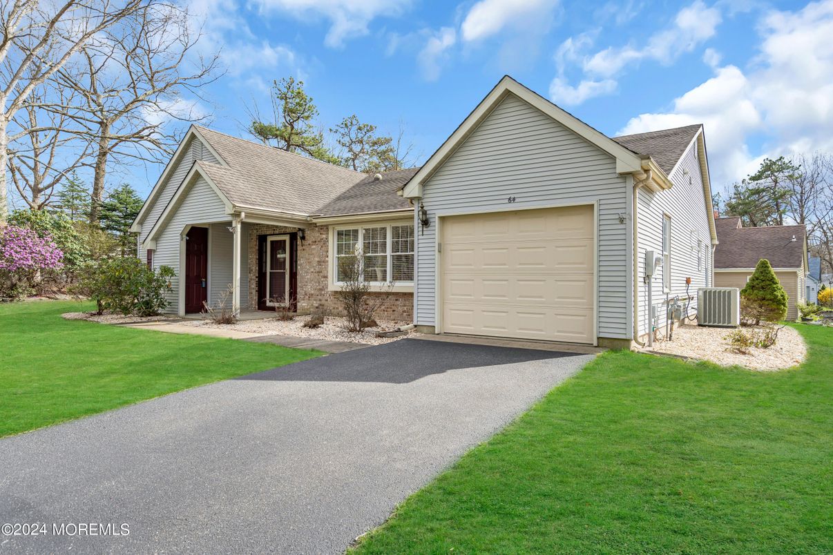 Attached, Exterior, Facade, Brick Facade, Ranch