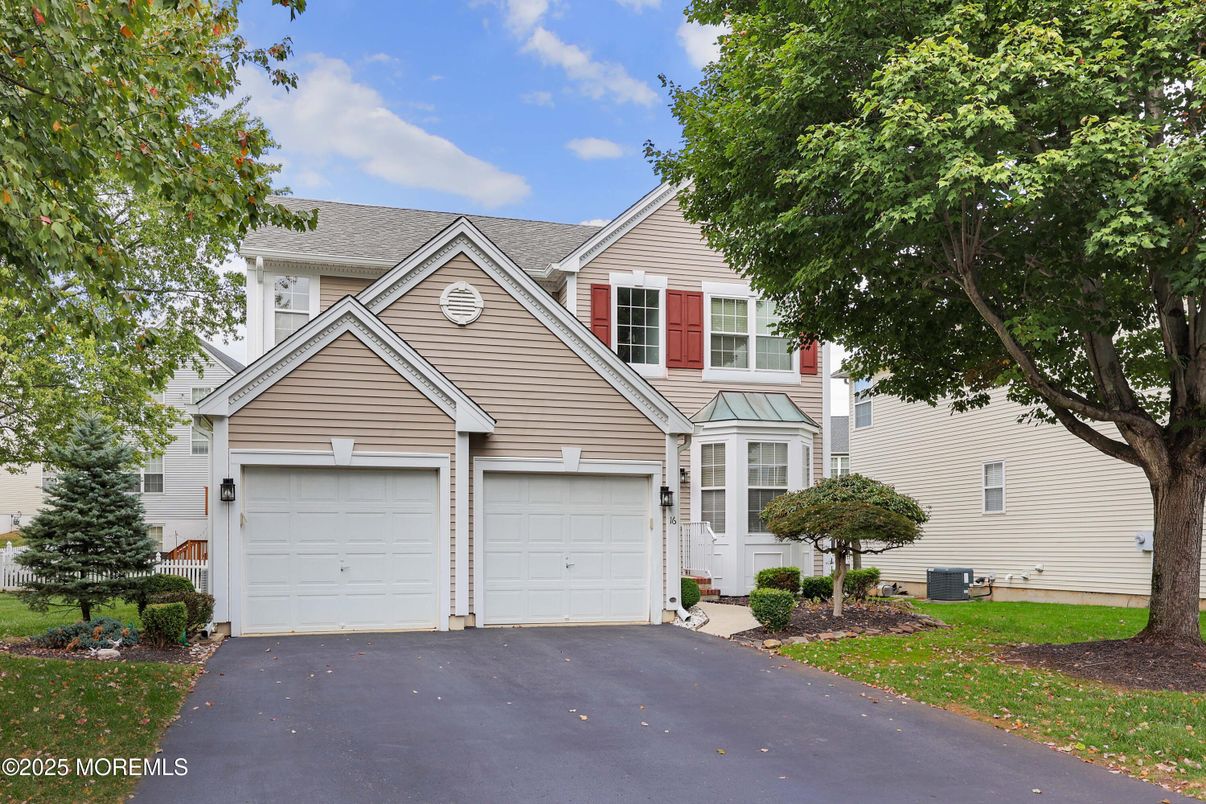 Attached, Exterior, Facade, Queen Anne Victorian