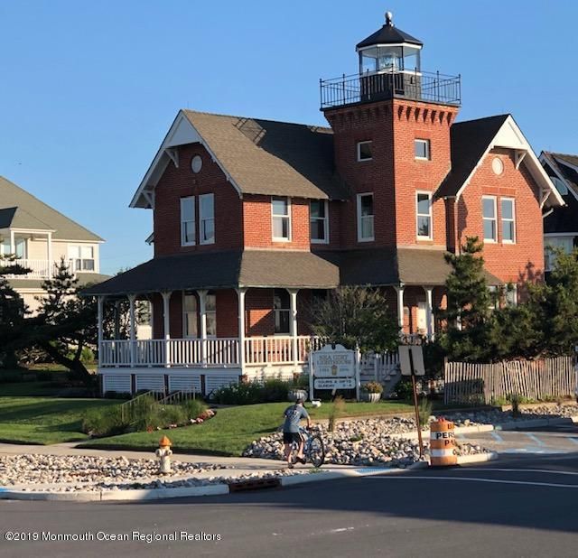Exterior, Facade, Brick Facade, Queen Anne Victorian