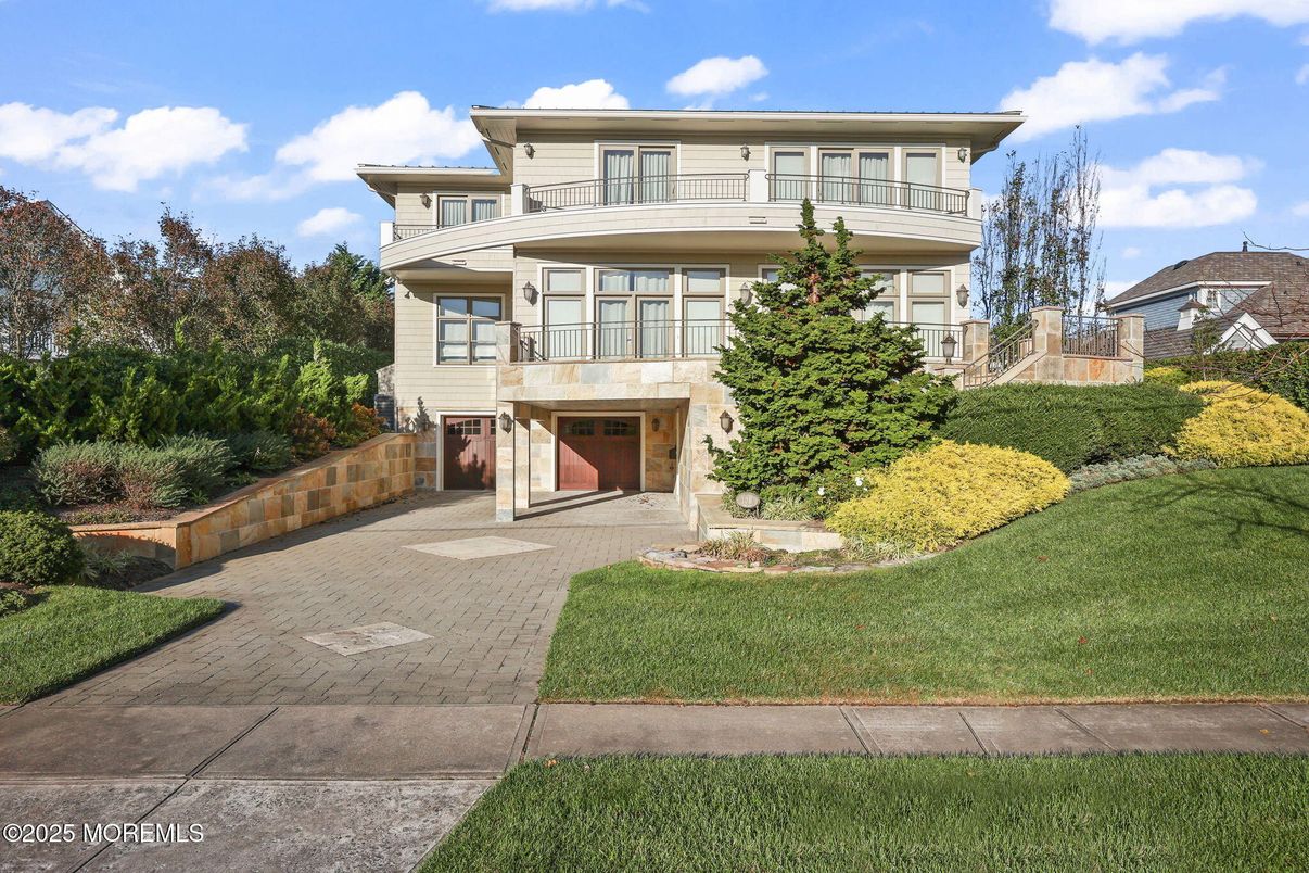 Attached, Exterior, Facade, American Foursquare
