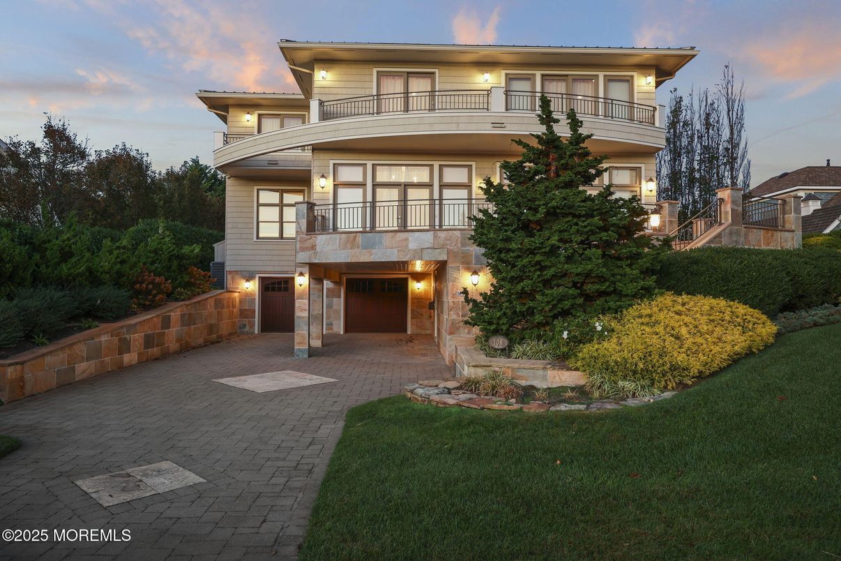 Backyard, Exterior, Facade, Modern