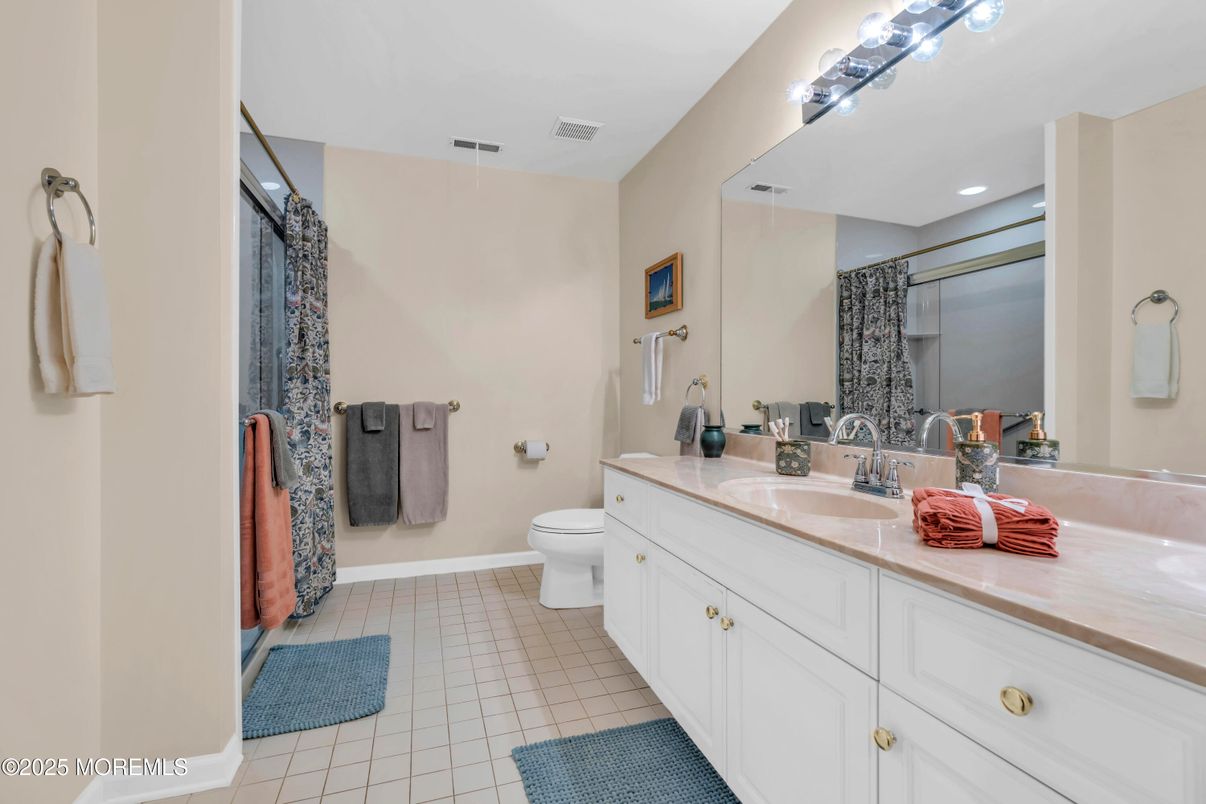 Bathroom, Dual Sink Vanities, Interior, Recessed Lighting
