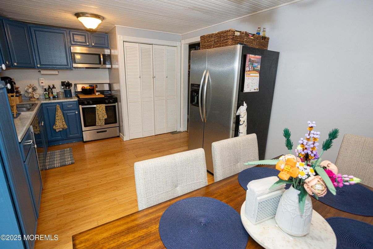Dining room, Interior, Kitchen, Stainless Steel Appliances, Wood Texture Flooring