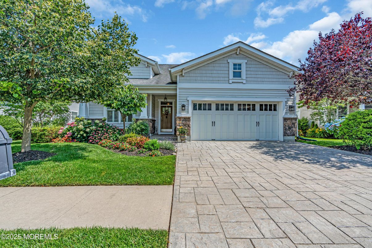 Attached, Exterior, Facade, American Craftsman