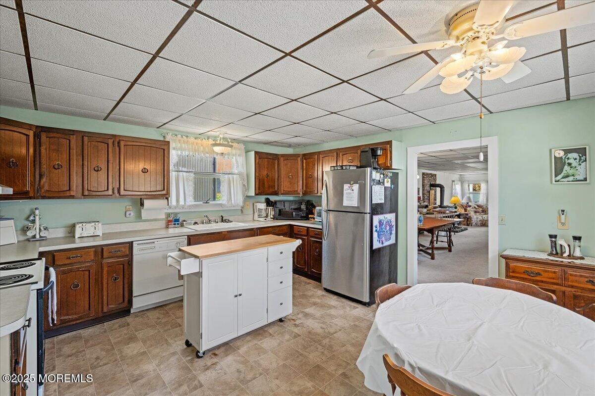 Chandelier, Dining room, Interior, Kitchen