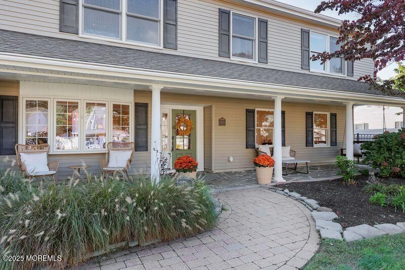 Exterior, Facade, Ranch