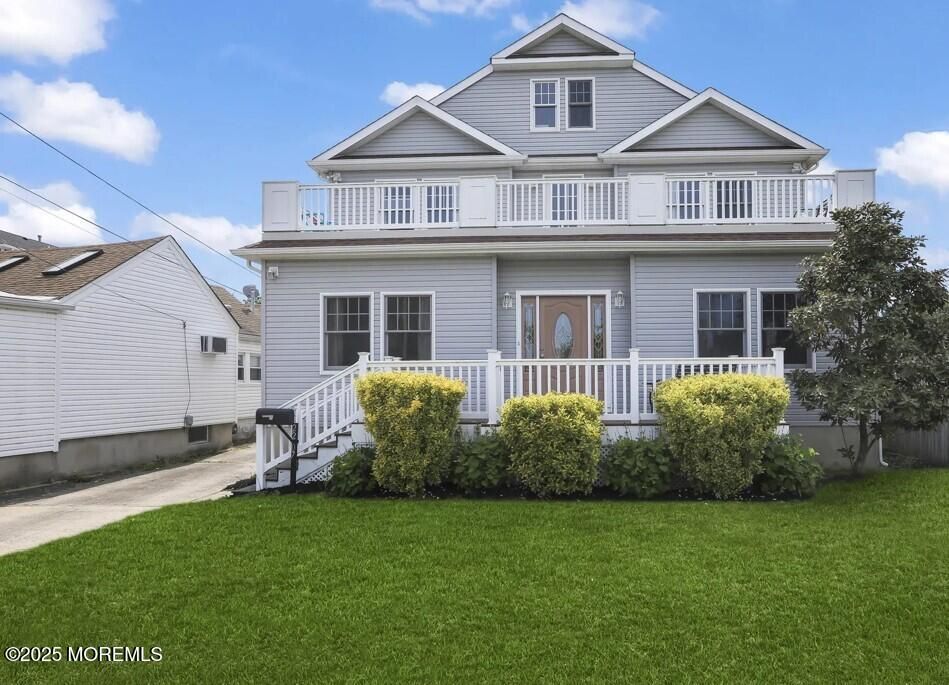 Exterior, Facade, Queen Anne Victorian