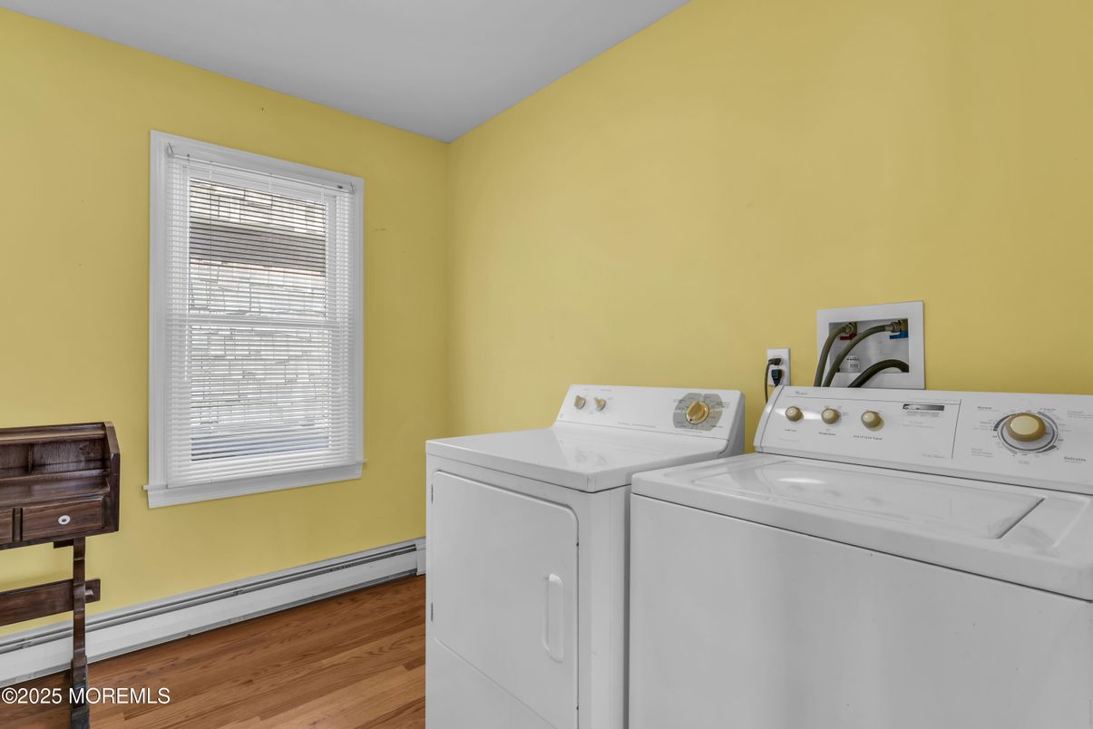 Interior, Washer, Wood Texture Flooring