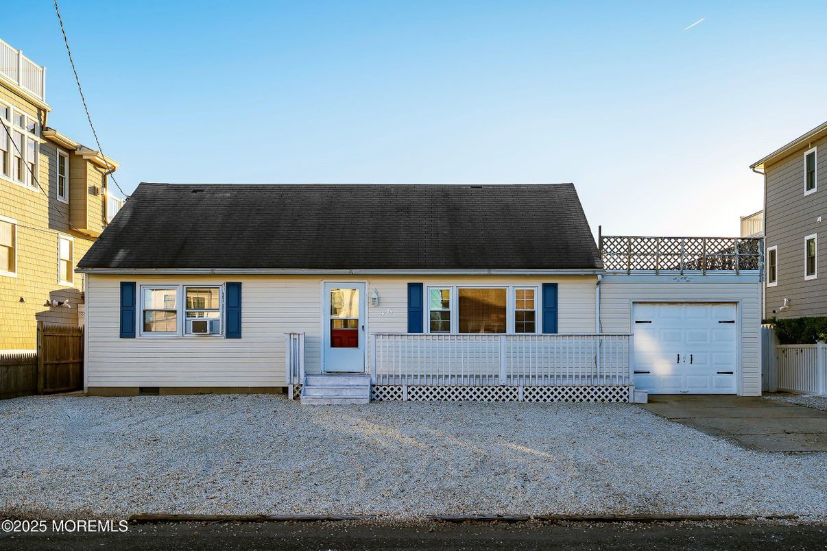 Attached, Exterior, Facade, Cape Cod