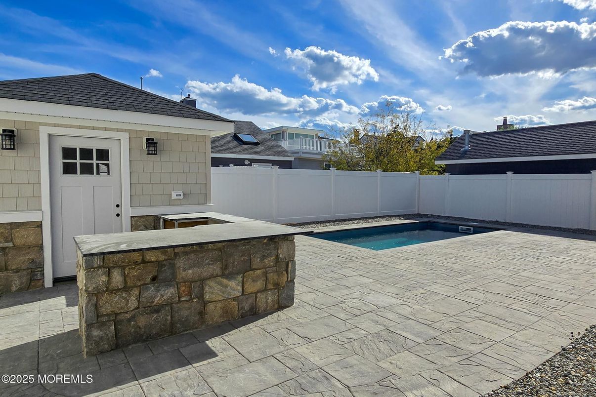 Exterior, Outdoor Kitchen, Pool