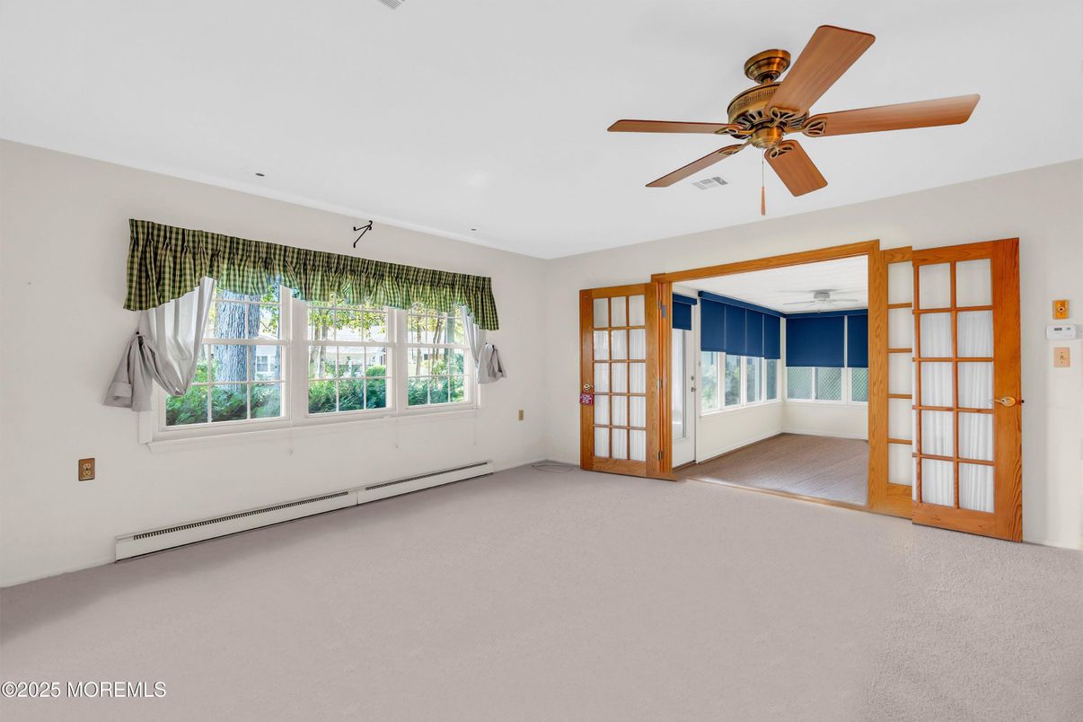 Empty room, Interior