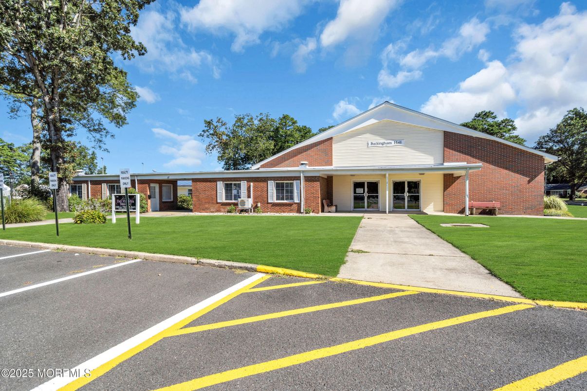 Exterior, Facade, Brick Facade, Ranch