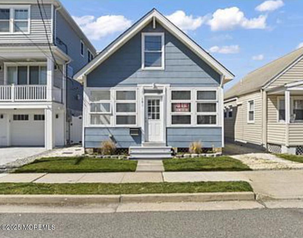 Attached, Exterior, Facade, American Craftsman