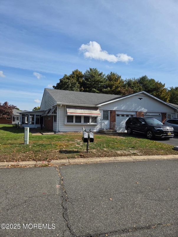 Attached, Exterior, Facade, Ranch