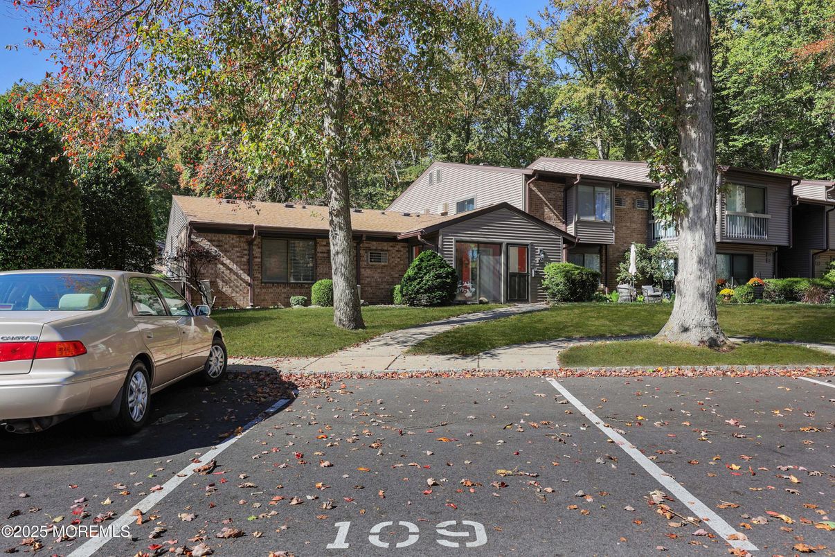 Exterior, Facade, Brick Facade, Log Home
