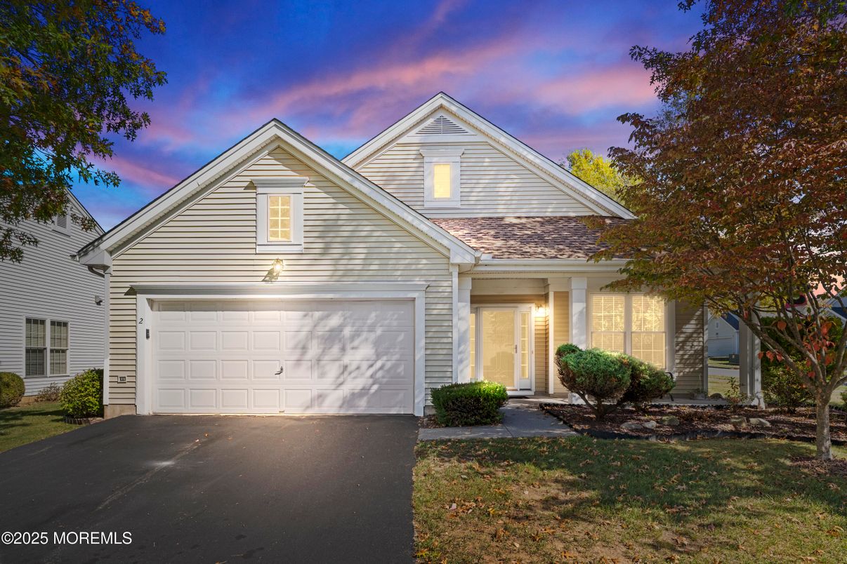 Attached, Exterior, Facade, American Craftsman