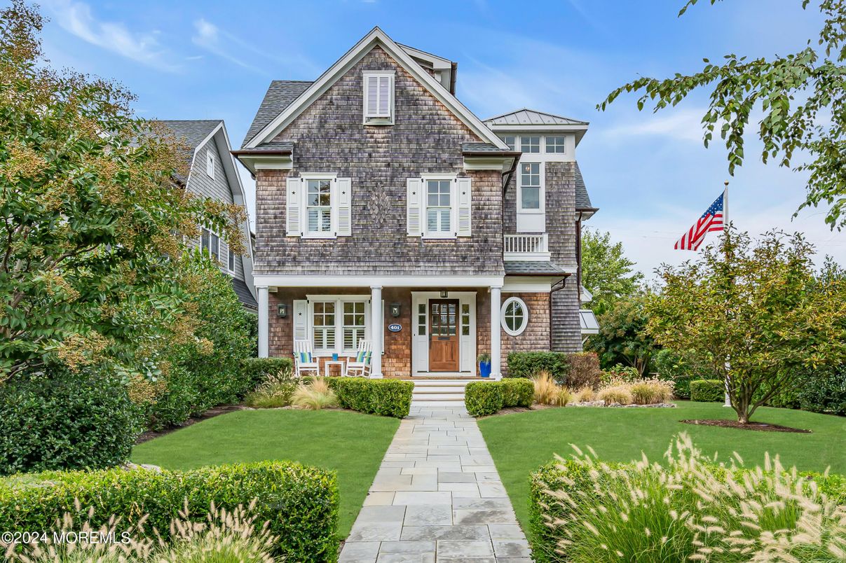 Exterior, Facade, Queen Anne Victorian