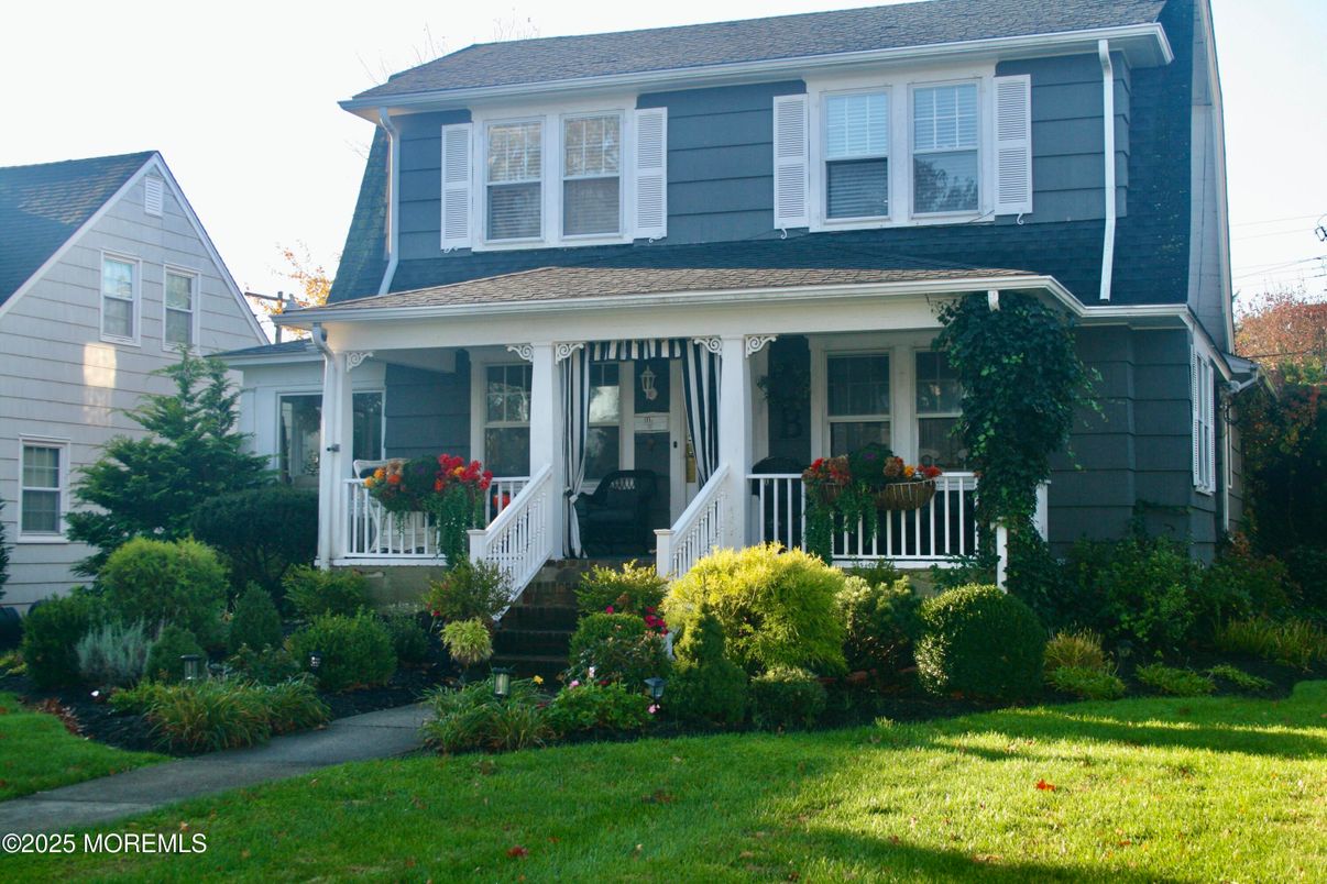 Exterior, Facade, American Foursquare