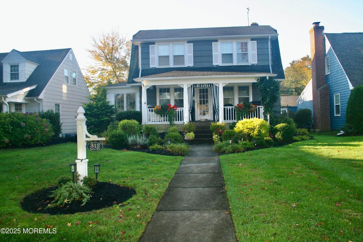 Exterior, Facade, American Foursquare