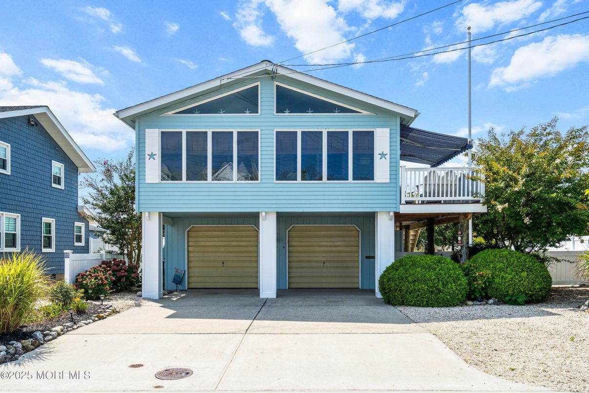 Attached, Exterior, Facade, Split Level