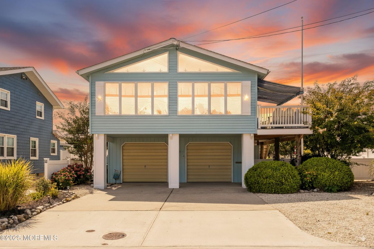 Attached, Exterior, Facade, American Craftsman
