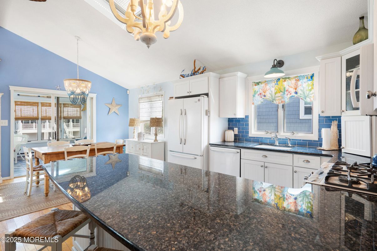 Chandelier, Dining room, Interior, Kitchen, Pendant Lights