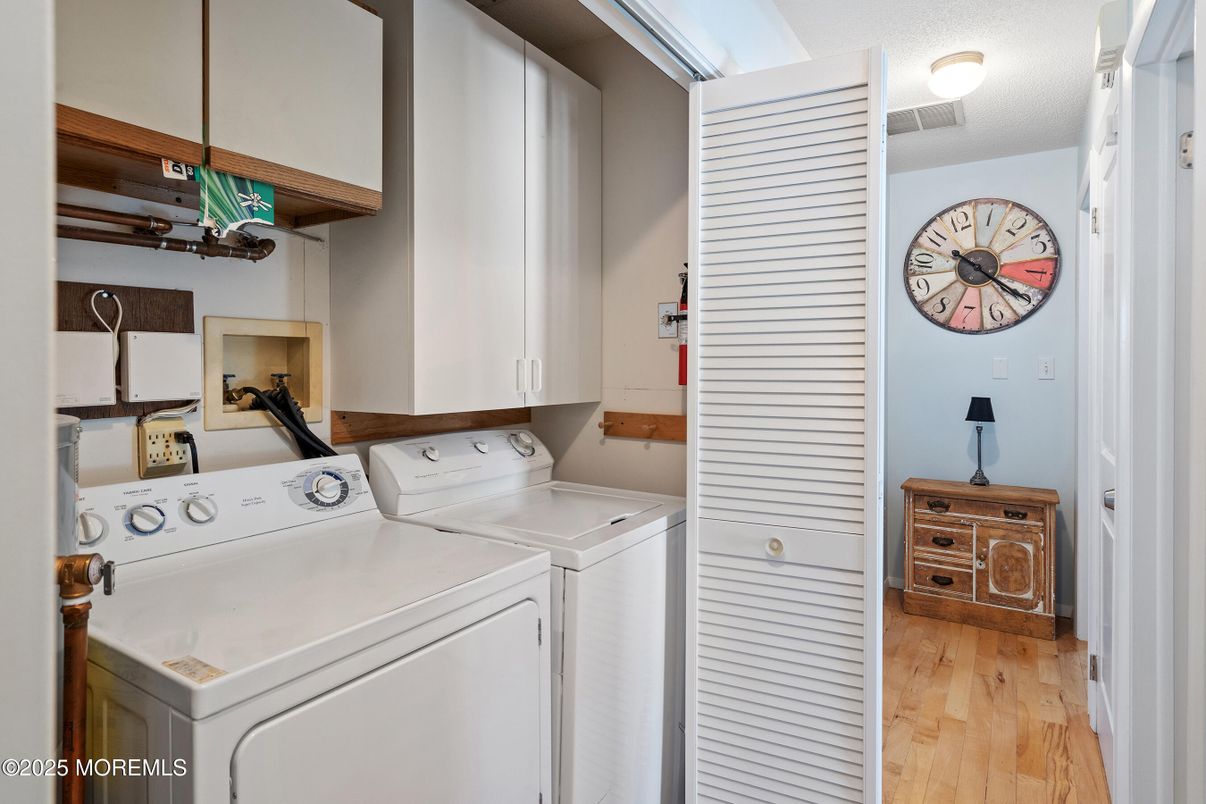 Interior, Utility Closets, Washer, Wood Texture Flooring