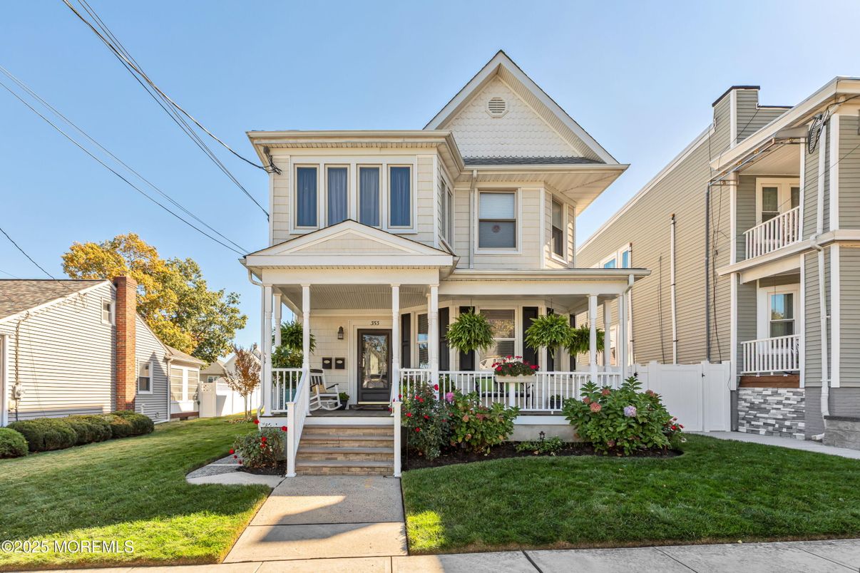 Exterior, Facade, Queen Anne Victorian