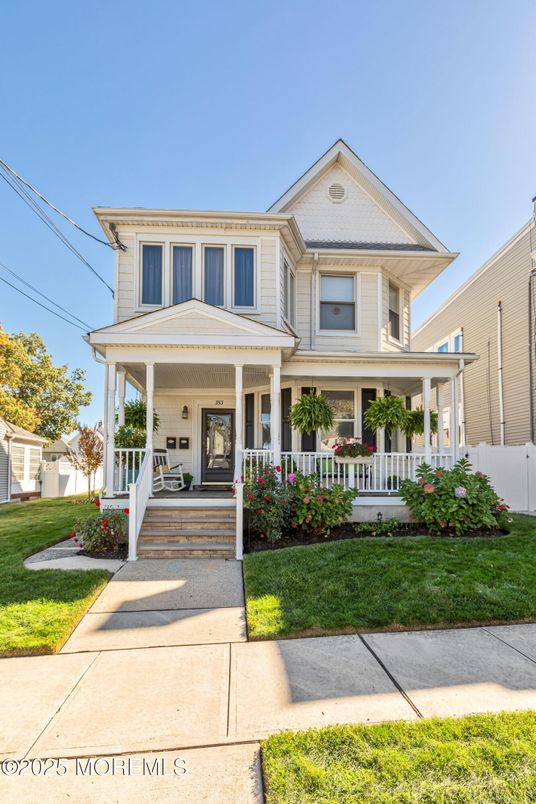 Exterior, Facade, Queen Anne Victorian