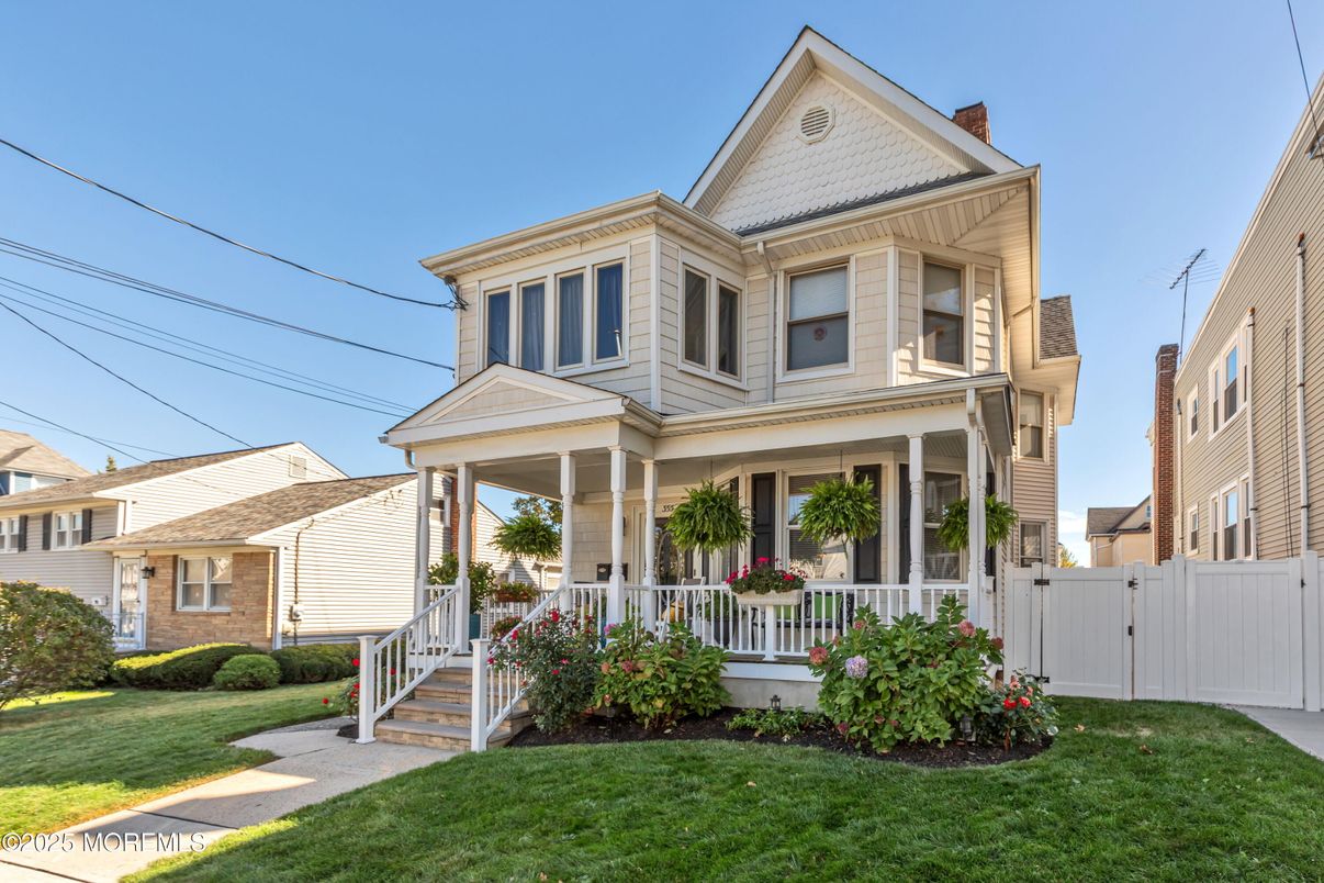Exterior, Facade, Queen Anne Victorian