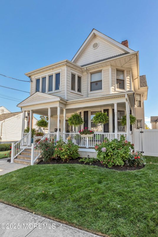 Exterior, Facade, Queen Anne Victorian