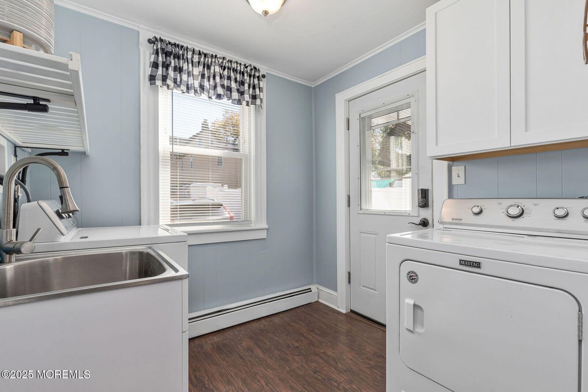 Interior, Washer, Wood Texture Flooring