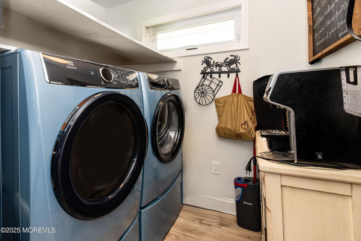Interior, Washer, Wood Texture Flooring