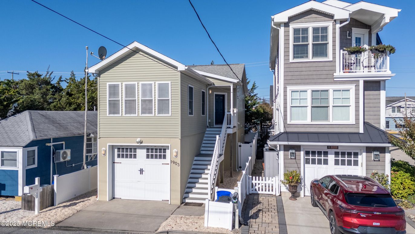 Attached, Exterior, Facade, Queen Anne Victorian