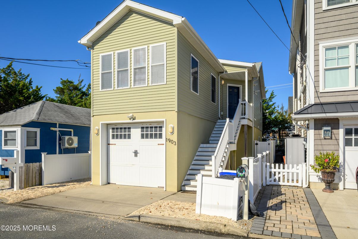 Attached, Exterior, Facade, Queen Anne Victorian