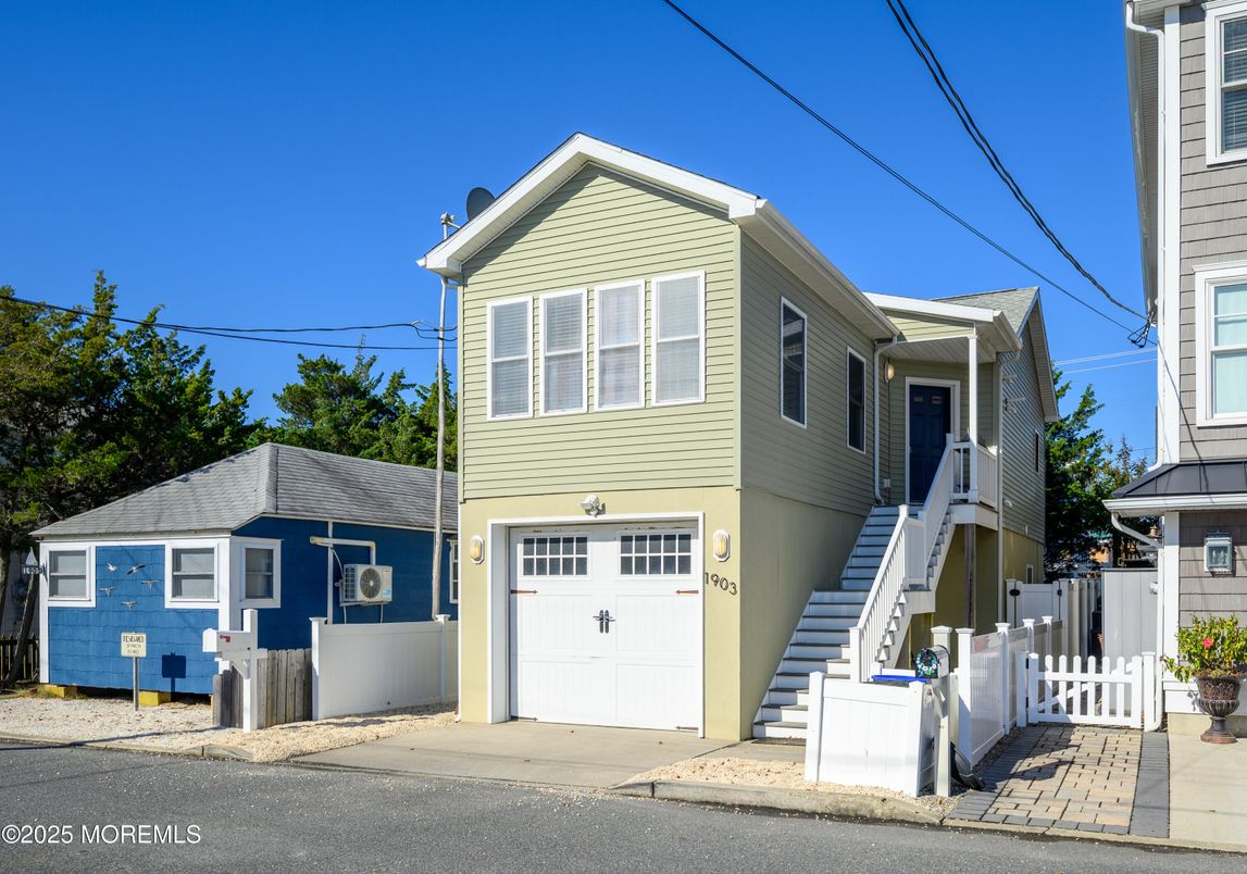 Attached, Exterior, Facade, Queen Anne Victorian