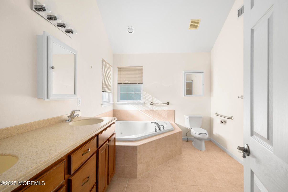 Bathroom, Dual Sink Vanities, Interior, Recessed Lighting