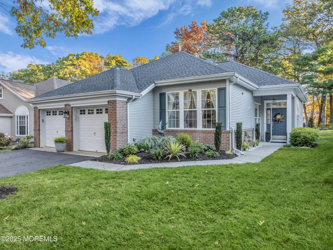 Attached, Exterior, Facade, Brick Facade, Ranch