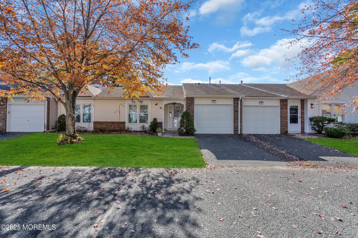 Attached, Exterior, Facade, Ranch