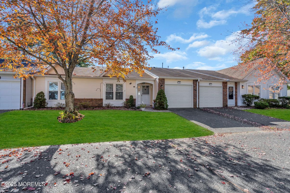 Attached, Exterior, Facade, Ranch