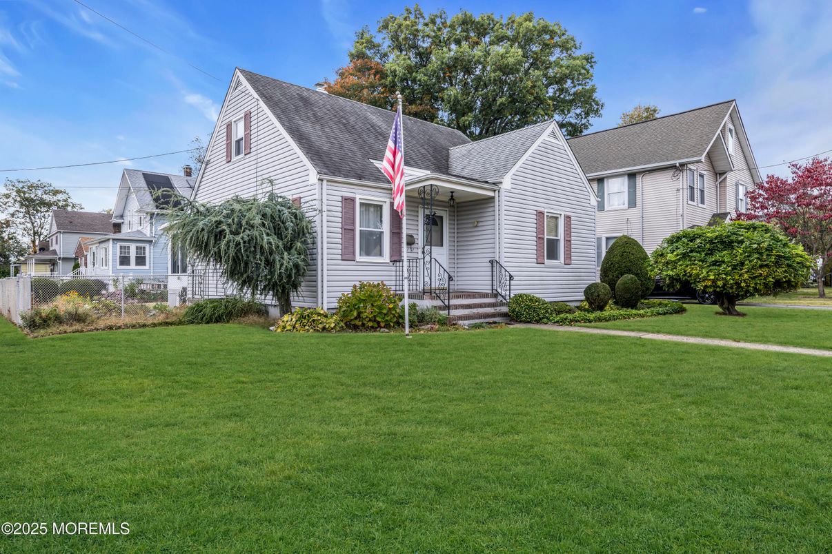 Exterior, Facade, Cape Cod
