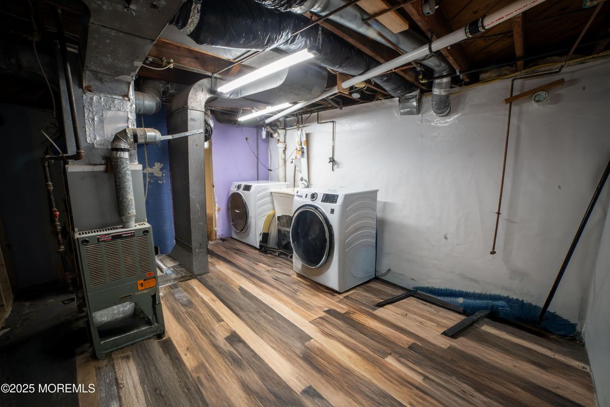 Interior, Washer, Wood Texture Flooring