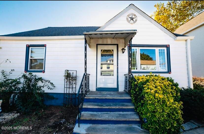 Exterior, Facade, None