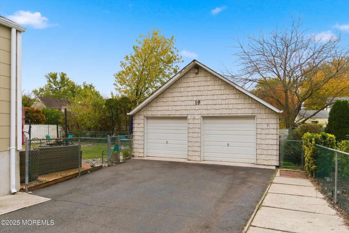 Detached Garage, Exterior