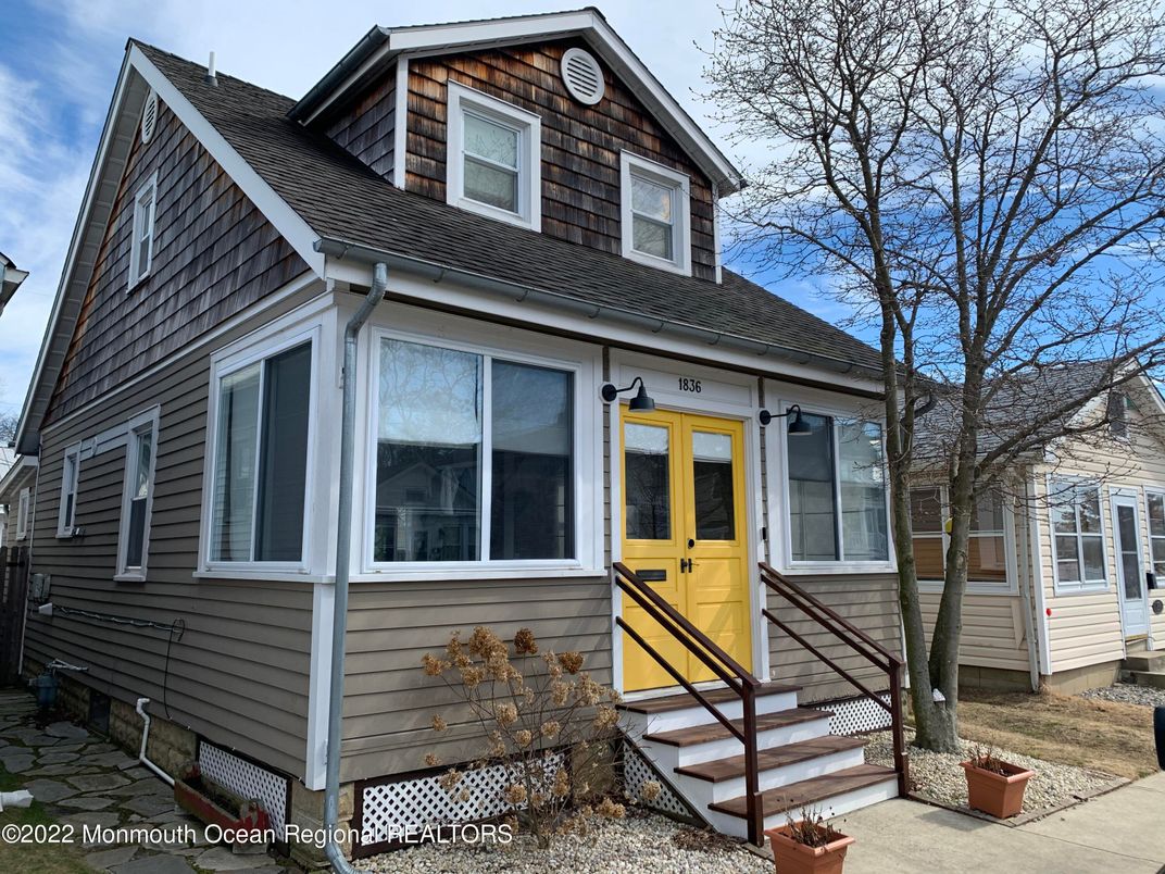 Exterior, Facade, Queen Anne Victorian